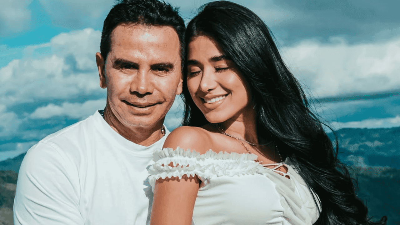 do: Jhonny Rivera y Jenny López intercambian votos en una ceremonia íntima, consolidando una de las relaciones más comentadas del entretenimiento nacional este domingo 22 de febrero. Créditos  jennylopez_oficial/Instagram