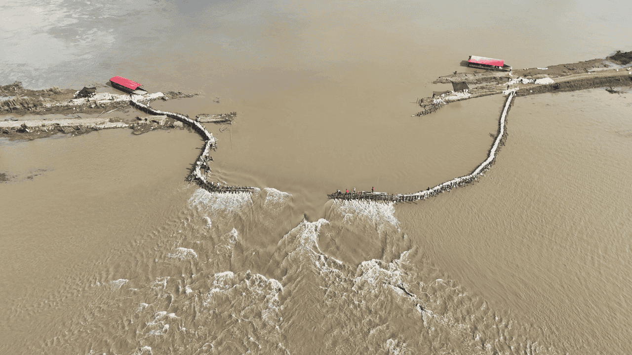 Durante quince días intensos, la comunidad de Lorica trabajó en turnos ininterrumpidos para construir un dique artesanal y contener el avance del agua hacia sus viviendas y cultivos.Créditos: @SNGRDColombia/X