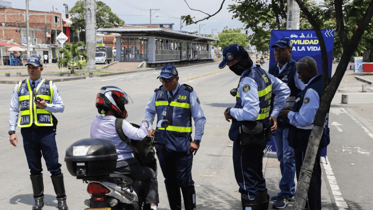 Las autoridades mantienen controles permanentes para garantizar que solo los exentos ocupen la malla vial: Crédito Alcaldía de Cali