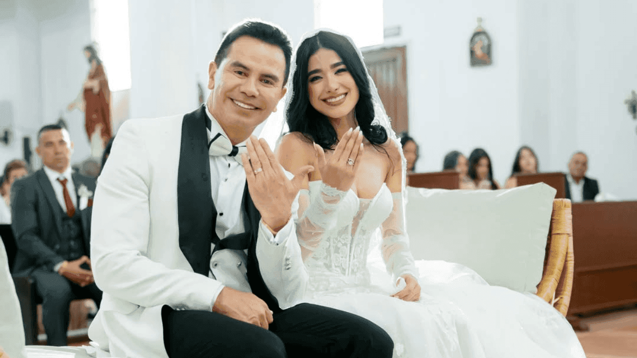 El cantante de música popular, Jhonny Rivera, utilizó sus canales oficiales para aclarar los motivos personales y de salud que impidieron la asistencia de varios de sus colegas más cercanos. Créditos  jhonnyrivera/Instagram