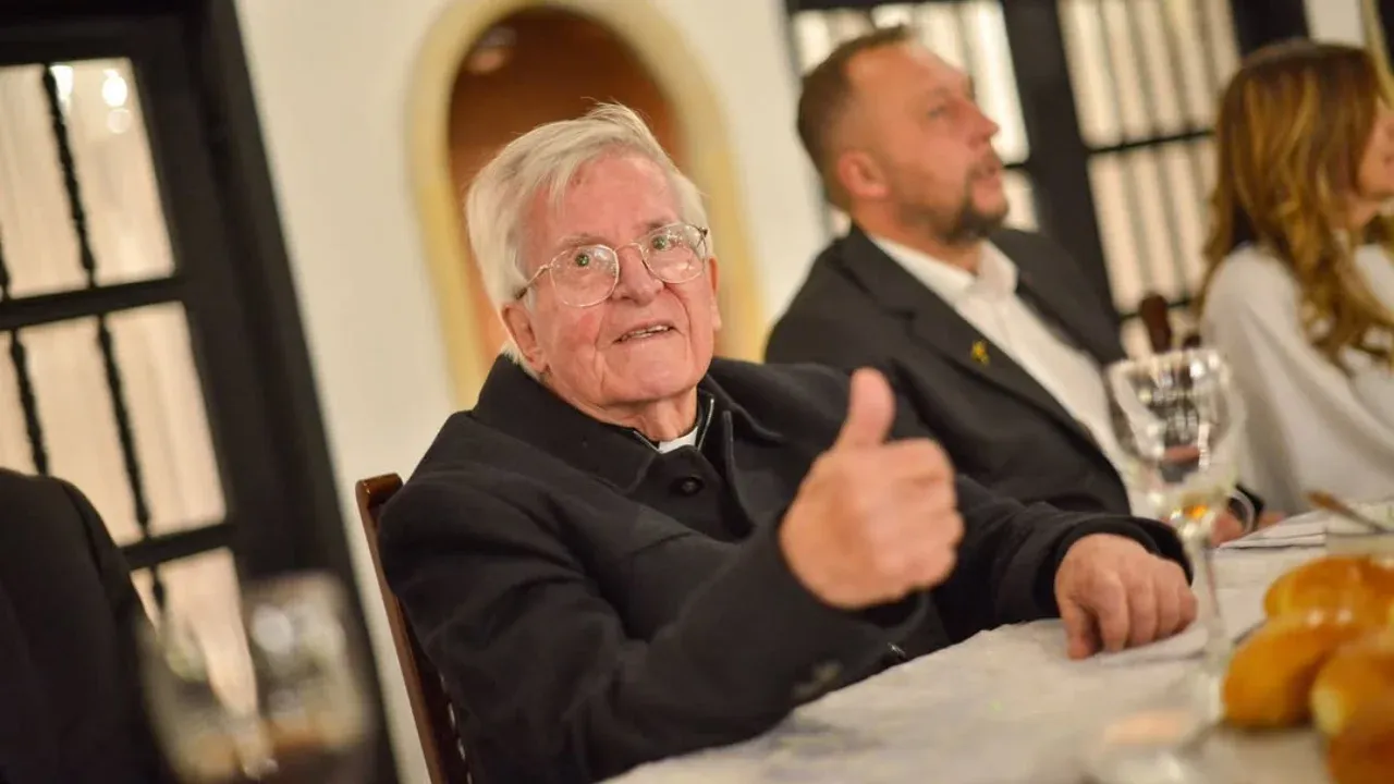 El padre Diego Jaramillo, líder de El Minuto de Dios, denunció el uso de su imagen y voz en una campaña publicitaria fraudulenta creada con inteligencia artificial. Créditos: minutodedios_oficial/Instagram