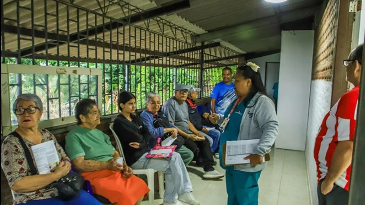 : La sede comunal de Terrón Colorado, ubicada en la Av. 4 Oeste # 13-415, funciona actualmente como el epicentro de servicios de salud para los habitantes de la Comuna 1 mientras avanza la construcción del nuevo hospital. Créditos: Alcaldía de Cali