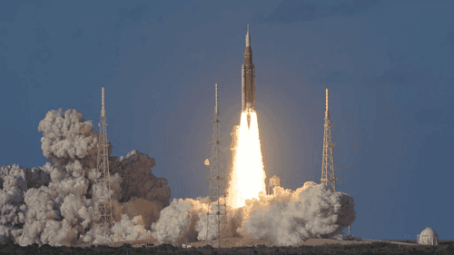 La misión Artemis II despega desde el Centro Espacial Kennedy, Florida, marcando el primer paso del regreso humano a las proximidades lunares en más de 50 años. Crédito: NASA