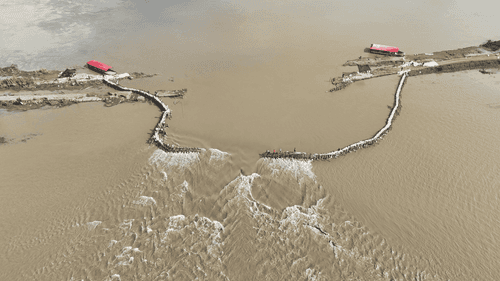 Durante quince días intensos, la comunidad de Lorica trabajó en turnos ininterrumpidos para construir un dique artesanal y contener el avance del agua hacia sus viviendas y cultivos.Créditos: @SNGRDColombia/X