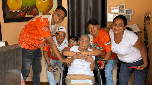 El equipo de Olímpica Stereo Cali durante la jornada de entrega de ayudas técnicas y alimentarias en los sectores más vulnerables de la capital del Valle.