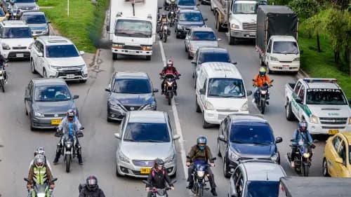 En la foto: Carros y motos, Bogotá