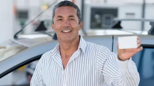 En la foto: Hombre sosteniendo documento