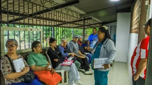 : La sede comunal de Terrón Colorado, ubicada en la Av. 4 Oeste # 13-415, funciona actualmente como el epicentro de servicios de salud para los habitantes de la Comuna 1 mientras avanza la construcción del nuevo hospital. Créditos: Alcaldía de Cali