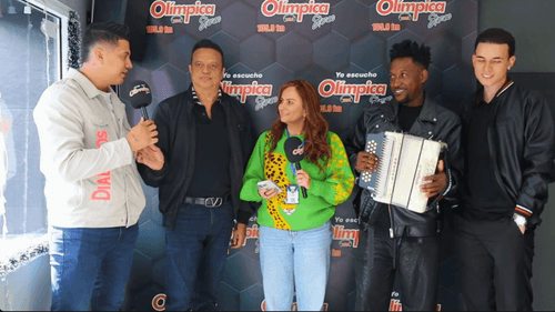 Dalia Bernal, directora de Olímpica Stereo Bogotá, con Los Diablitos de Colombia