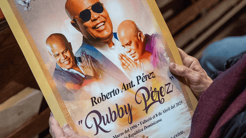 Afiche en homenaje a Rubby Pérez, fallecido en el colapso de la discoteca Jet-Set de Santo Domingo.