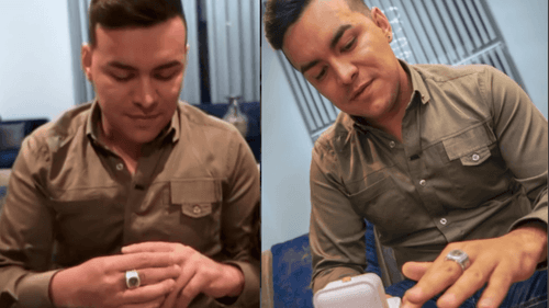 Yeison Jiménez, cantante colombiano, recibiendo un obsequio