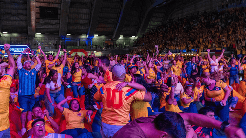 Hinchas de Colombia en la Fan Zone de Medellín
