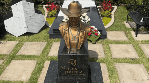 Busto instalado en la tumba de Yeison Jiménez