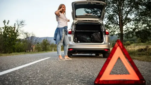 En la foto: Mujer con carro averiado en la via