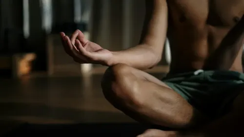 En la foto: Hombre meditando