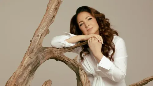 Con 13 temas de ritmos caribeños y baladas emotivas, Estefan presenta su álbum más íntimo.