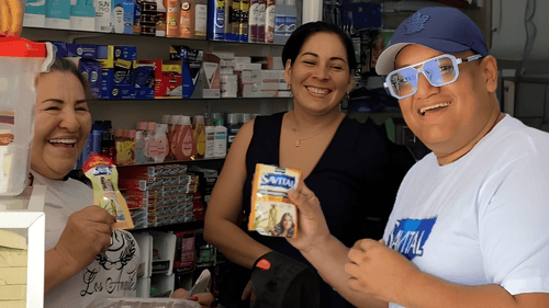 Rey Latino visita varias tiendas de Santa Marta para premiar a los tenderos que recomiendan Savital.