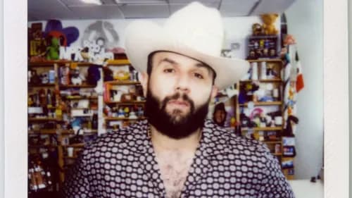 Carín León conquista Tiny Desk con la fuerza de la música regional mexicana